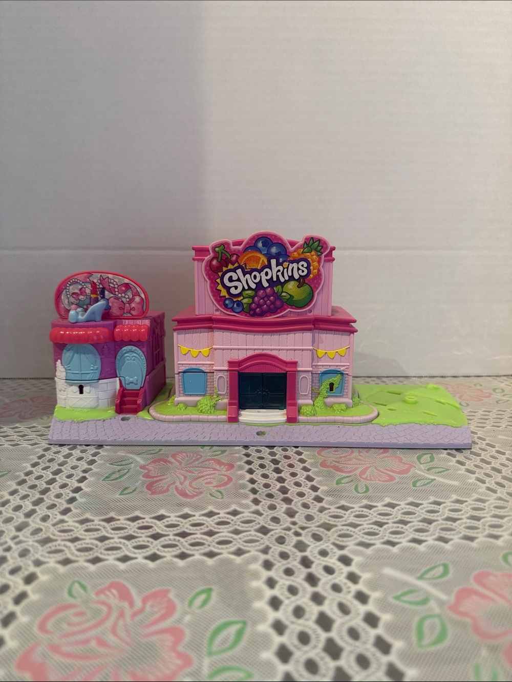 Shopkins Lil Secrets Secret Small Mall Transforming Multi Level Playset